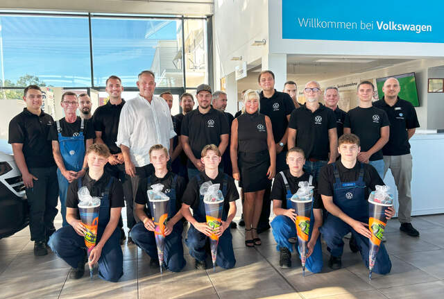 Neue Azubis: Alwin Drechsler, Nicklas Pötzsch, Michael-Mariuz Morawiec, Pascal Schlicke, Fabian Wilke (1. R. vl)